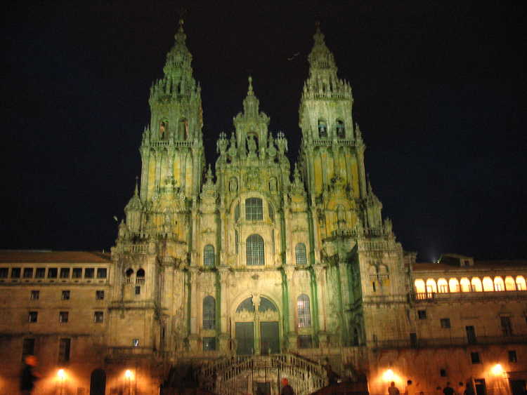 De kathedraal van Santiago in nachtelijk floodlight