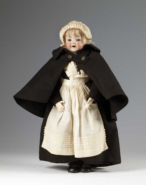Pop met kostuum van weesmeisje van het Oud-Katholiek Weeshuis te Utrecht