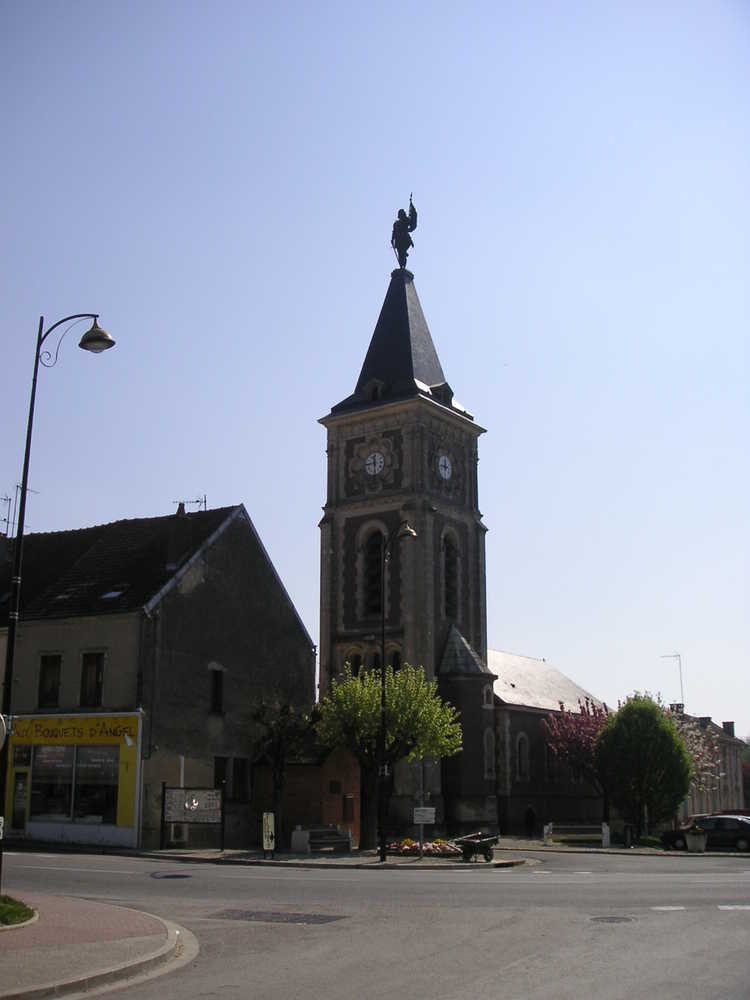 Kerktoren met engel in St Mery s/Seine