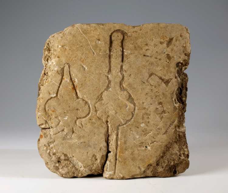 Grafsteen lid Jacobusbroederschap met Jacobsstaf, schelp, Franse lelie en rad Catharina, H.27 cm.; B.: 27 cm.; D.: 8cm, RMCC v00028