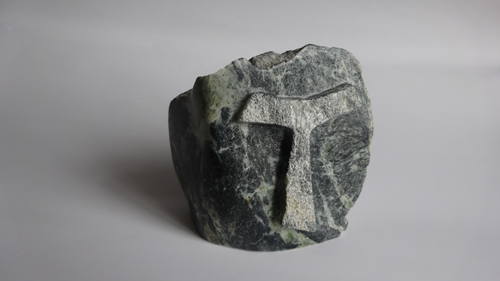 Tau-teken in steen