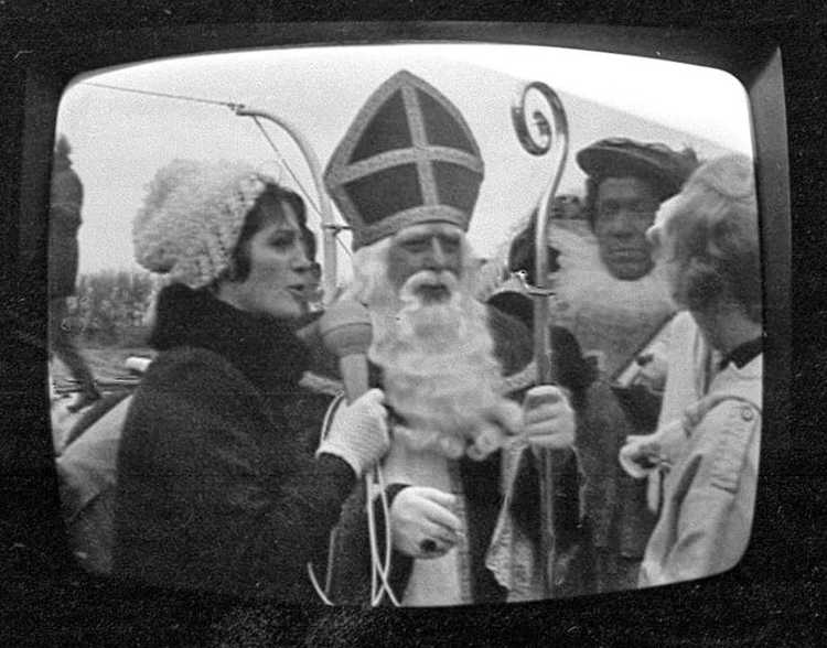 Mies Bouwman bij de aankomst van Sinterklaas. Ook de pieten waren toen nog zwart. Foto: internet.